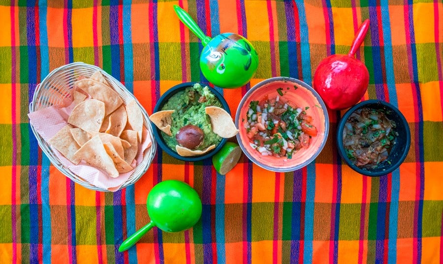 Discover the secrets to prepare the best guacamole in Mexico: An experience of flavor and dance!